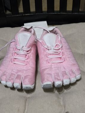 Women’s Pink Five-Toe Athletic Sneakers with Cushioned White Sole- Peluva